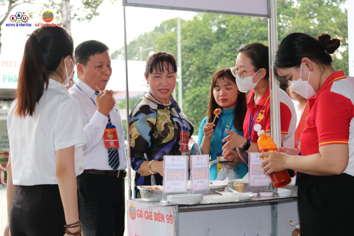 gian-hang-trung-bay-san-pham-koyu-unitek